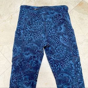 Lululemon Swift Speed High Rise Crop 21’. LULULEMON BLUE BLACK FLORAL PATTERN